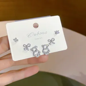 Dettaglio del set di orecchini in argento S925 con orsetto e fiocco in zircone