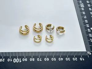 Set di ear cuff in acciaio placcato oro 18K con righello per un preciso riferimento