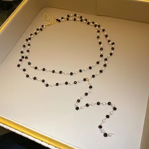 Elegante collana a Y con perle nere e bianche per un look moderno e chic raffinato