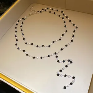 Elegante collana a doppio strato con perle nere e bianche alternate per donne SKU