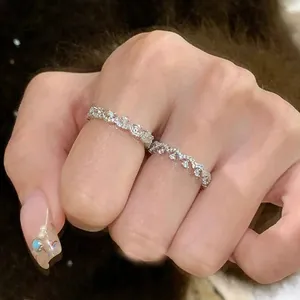 Zierlicher Zirkon-Spitzenring am Finger, eleganter Vintage-Schmuckstil