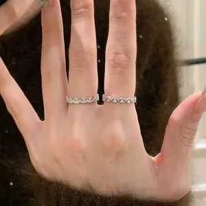 Exquisite Zirkon-Spitzenringe in einer detaillierten Nahaufnahme für Vintage-Styling