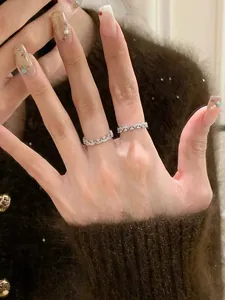 Detaillierte Nahaufnahme von zwei eleganten silbernen Spitzenringen mit Zirkon