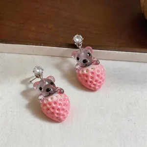 Pendientes de resina de oso y fresa con circonitas brillantes y agujas de plata.