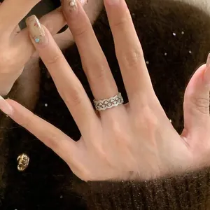 Detailansicht eines eleganten silbernen Rings mit Zirkoniasteinen und Wellenrand