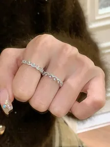 Detailansicht der silbernen Zirkonia-Spitzenringe an der Hand für einen Vintage-Look.