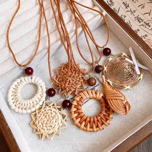 Collier Pendentif Fleur en Rotin Tissé Bohème pour Femmes Fait à la Main Perles en Bois Cordon en Cuir Chaîne de Clavicule Bijoux de Vacances