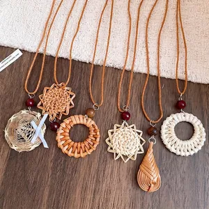 Colliers bohèmes avec pendentif fleur en rotin, cordon en cuir et perles de bois