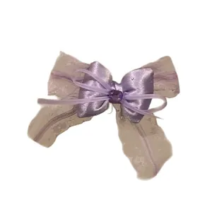 Elegante fermaglio per capelli con fiocco in pizzo e raso viola e accento di cristallo