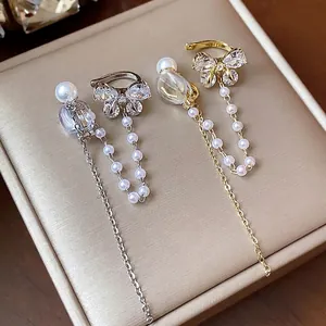 Eleganti orecchini a farfalla placcati oro 18 carati con zirconi e nappe di perle finte