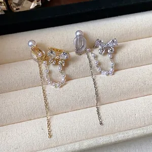 Eleganti orecchini asimmetrici a farfalla placcati oro 18k con zirconi e perle pendenti