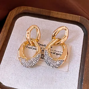 Elegantes pendientes de aro entrelazados dorados con cristales pavé para un estilo chic