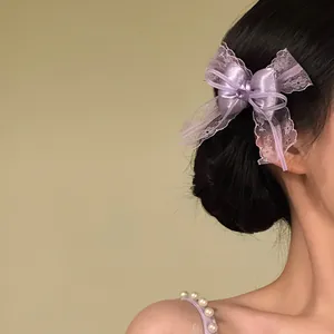 Primo piano di elegante fermaglio a fiocco in pizzo viola su uno chignon