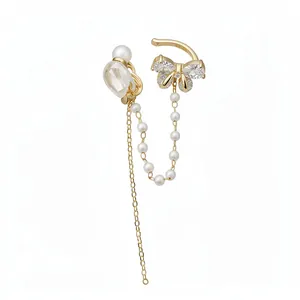 Elegante polsino per orecchio a farfalla e perla placcato in oro 18K con zirconi