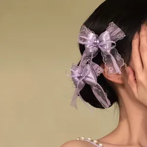 Vista dettagliata di eleganti fermagli per capelli con fiocchi in pizzo viola su una coda