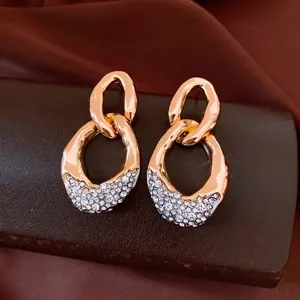 Pendientes de gota dorados elegantes con aguja de plata y pedrería de imitación