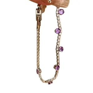 Elegantes lila Traubenzirkonia Armband für Damen mit funkelnden weißen Kristallen und Silberkette