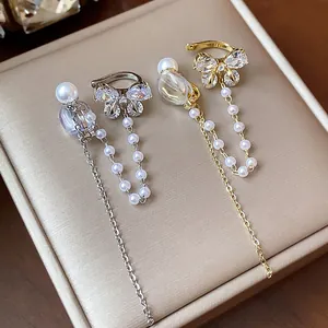 Dettaglio dei fermagli per orecchie a farfalla placcati oro 18K con zirconi e perle