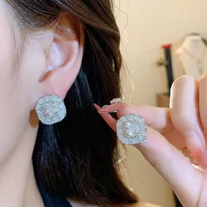 Eleganti orecchini a lobo quadrati in zirconia con perni in argento per donna.