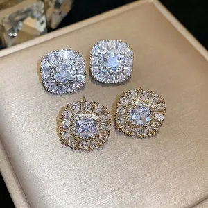 Eleganti orecchini a perno quadrati in zircone con aghi in argento in finitura oro e argento