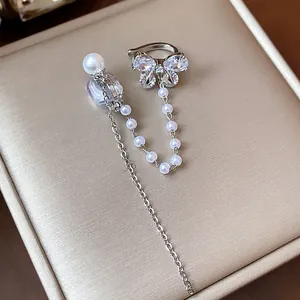 Dettaglio di ear cuff a farfalla placcato oro 18K con perle e zirconi eleganti
