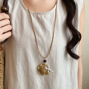 Vue détaillée du collier pendentif chapeau de paille tissé style bohème avec perle en bois