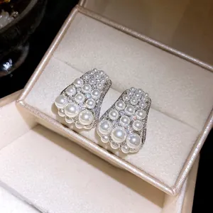 Elegante Perlenohrstecker mit Silberstift und funkelndem Zirkonia Design für modische Damen.