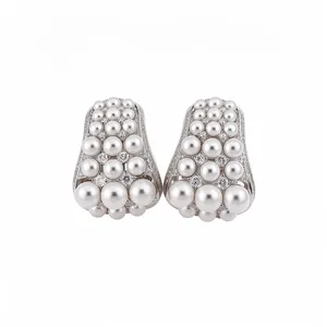 Elegante Silber-Ohrstecker mit abgestuften Perlen und funkelnden Zirkonia-Akzenten