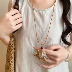 Détail du collier avec pendentif chapeau de paille style bohème