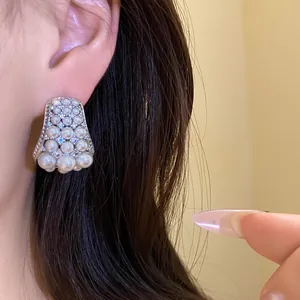 Elegante Silberstecker-Ohrringe mit abgestuften Perlen und funkelnden Zirkonen am Ohrläppchen