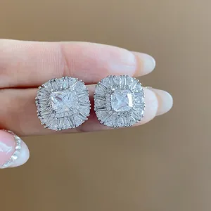 Dettaglio di eleganti orecchini a perno quadrati in zircone con finitura argento lucido