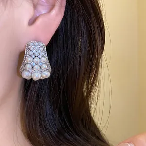 Elegante Silberohrstecker mit Perlen und Zirkonia an einem Ohrmodell in der Nahaufnahme