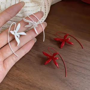 Pendientes de flores lacadas hechos a mano con grandes ganchos curvos de diseño único