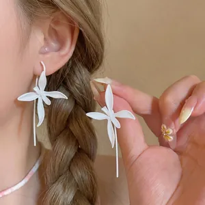 Elegantes pendientes de flores blancas pintadas con ganchos largos para mujeres de moda