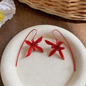 Elegantes pendientes de gancho con flores rojas y acabado mate para un estilo sofisticado.