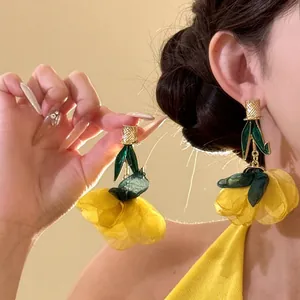 Boucles d'Oreilles Fleur en Tissu Jaune Exagéré Bohème pour Femmes Alliage Plaqué Or Feuille Verte Tige en Argent