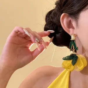 Grandes boucles d'oreilles fleurs jaunes en tissu pour les vacances d'été à la mer