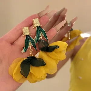 Boucles d'oreilles pendantes en tissu jaune surdimensionnées avec détails de feuilles vertes