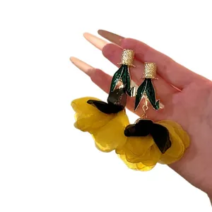 Boucles d'oreilles pendantes fleurs jaunes surdimensionnées pour les vacances à la plage