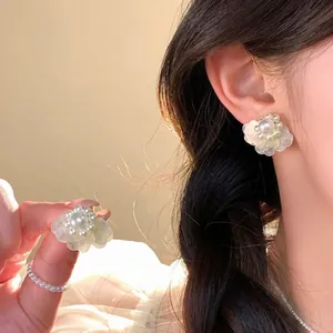 Elegante Perlenblüten-Ohrstecker mit Silbernadeln für Damen im modernen Blumendesign