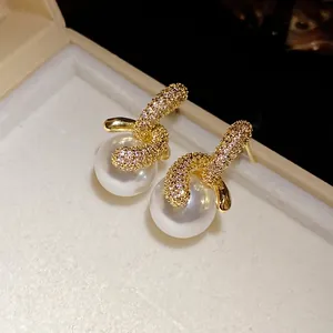 Eleganti orecchini a perno con perle placcati in oro 18K e pavé di brillanti zirconi