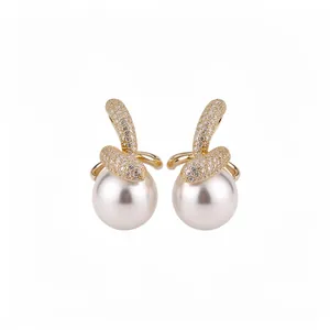 Eleganti orecchini a lobo placcati oro 18K con perle tonde e pietre di zircone.
