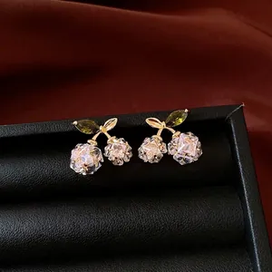 Elegante Kirsch-Ohrstecker, 14 Karat vergoldet, mit Zirkonia und grünen Blättern