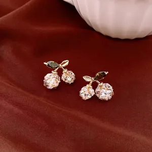 Funkelnde Zirkon-Kirschohrringe mit 14K Goldbeschichtung für einen eleganten Look
