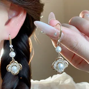 Boucles d'Oreilles Crochet en Perle Artificielle Zirconia Fleur Creuse Vintage Français Luxe Cuivre Doré Boucles d'Oreilles pour Femme Bijoux