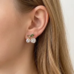 Elegante 14K vergoldete Kirsch-Ohrstecker mit funkelnden klaren Zirkonia-Steinen