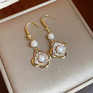 Élégantes boucles d'oreilles pendantes en forme de fleurs avec perles et zircons