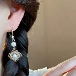 Boucles d'oreilles vintage françaises élégantes avec fleur en zircon et perles