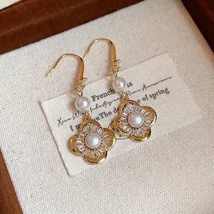 Boucles d'oreilles fleur évidée rétro française avec zircons et perles dorées