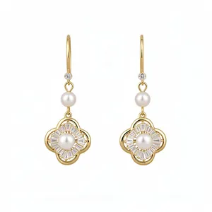 Élégantes boucles d'oreilles fleurs dorées avec perles blanches et zircons brillants